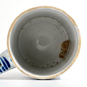Een grote blauwwitte Delftse bierkroes met chinoiserie decor, 18e eeuw — foto 7