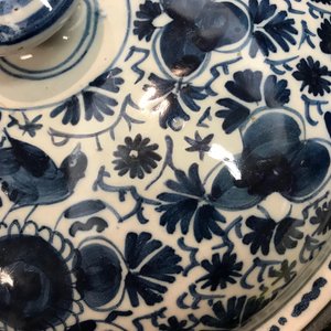 Een grote blauwwitte Delftse brandewijnkom met floraal decor met vogels, 18e eeuw — foto 11
