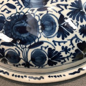 Een grote blauwwitte Delftse brandewijnkom met floraal decor met vogels, 18e eeuw — foto 14