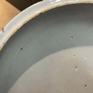 Een grote blauwwitte Delftse brandewijnkom met floraal decor met vogels, 18e eeuw — foto 15