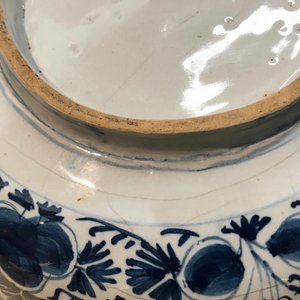 Een grote blauwwitte Delftse brandewijnkom met floraal decor met vogels, 18e eeuw — foto 18
