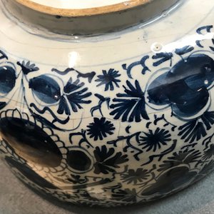 Een grote blauwwitte Delftse brandewijnkom met floraal decor met vogels, 18e eeuw — foto 19