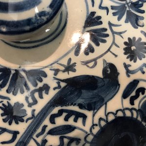 Een grote blauwwitte Delftse brandewijnkom met floraal decor met vogels, 18e eeuw — foto 10