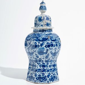 Een grote blauwwitte Delftse dekselvaas, 18e eeuw — foto 3
