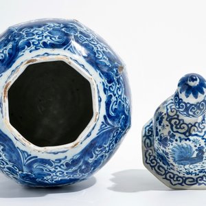 Een grote blauwwitte Delftse dekselvaas, 18e eeuw — foto 5
