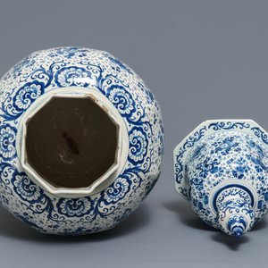 Een grote blauwwitte Delftse dekselvaas met vogels en bloemen, vroeg 18e eeuw — foto 5