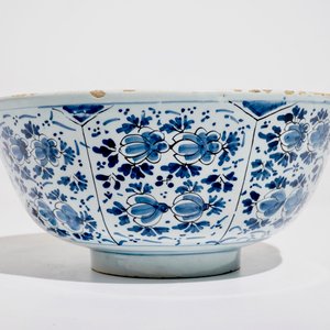 Een grote blauwwitte Delftse kom met floraal decor, 18e eeuw — foto 2