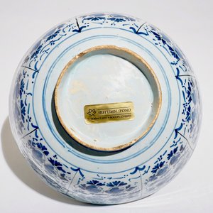 Een grote blauwwitte Delftse kom met floraal decor, 18e eeuw — foto 6