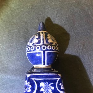 Een grote blauwwitte Delftse obelisk, 17/18e eeuw — foto 14