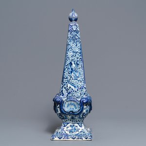 Een grote blauwwitte Delftse obelisk, 17/18e eeuw — foto 2