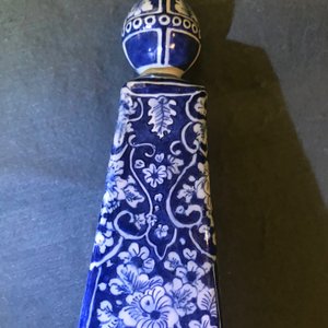 Een grote blauwwitte Delftse obelisk, 17/18e eeuw — foto 22
