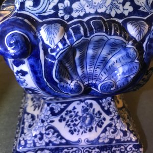 Een grote blauwwitte Delftse obelisk, 17/18e eeuw — foto 34