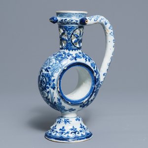 Een grote blauwwitte Delftse ringvormige puzzelkan, 1e kwart 18e eeuw — foto 1