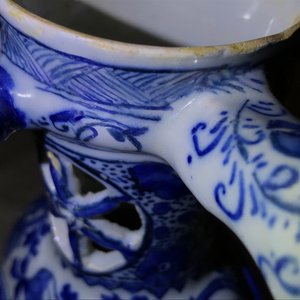 Een grote blauwwitte Delftse ringvormige puzzelkan, 1e kwart 18e eeuw — foto 12