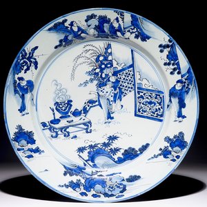 Een grote blauwwitte Delftse schotel met chinoiseriedecor, 2e helft 17e eeuw — foto 1