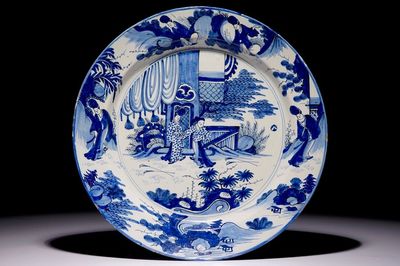 Een grote blauwwitte Delftse schotel met chinoiseriedecor, 2e helft 17e eeuw