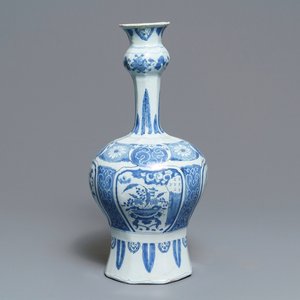 Een grote blauwwitte Delftse vaas met chinoiserie decor, eind 17e eeuw — foto 1