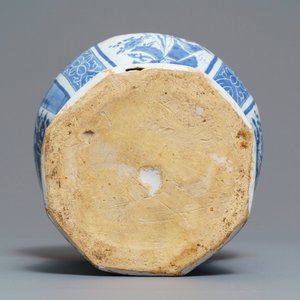 Een grote blauwwitte Delftse vaas met chinoiserie decor, eind 17e eeuw — foto 5