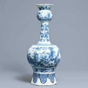 Een grote blauwwitte Delftse vaas met chinoiserie decor, eind 17e eeuw — foto 1