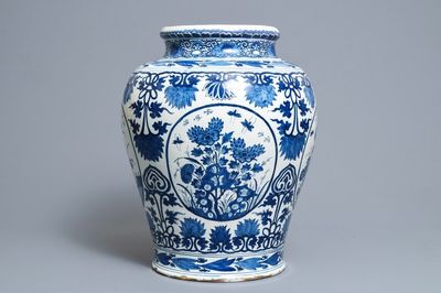 Een grote blauwwitte Delftse vaas met chinoiserie decor, vroeg 18e eeuw