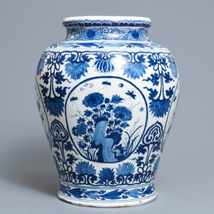 Een grote blauwwitte Delftse vaas met chinoiserie decor, vroeg 18e eeuw — foto 4