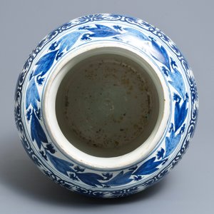 Een grote blauwwitte Delftse vaas met chinoiserie decor, vroeg 18e eeuw — foto 5