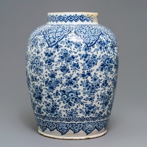 Een grote blauwwitte Delftse vaas met floraal decor, 17/18e eeuw — foto 1