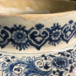 Een grote blauwwitte Delftse vaas met floraal decor, 17/18e eeuw — foto 11