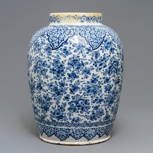 Een grote blauwwitte Delftse vaas met floraal decor, 17/18e eeuw — foto 4