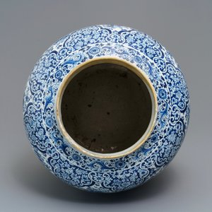 Een grote blauwwitte Delftse vaas met floraal decor, 17/18e eeuw — foto 5