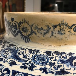 Een grote blauwwitte Delftse vaas met floraal decor, 17/18e eeuw — foto 7