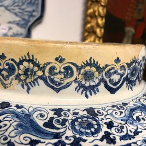Een grote blauwwitte Delftse vaas met floraal decor, 17/18e eeuw — foto 9
