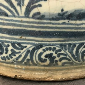 Een grote blauwwitte heraldische cachepot met vechtende dieren, Talavera, Spanje, 17/18e eeuw — foto 11