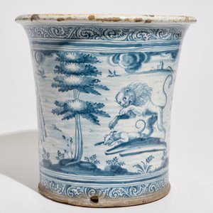 Een grote blauwwitte heraldische cachepot met vechtende dieren, Talavera, Spanje, 17/18e eeuw — foto 2