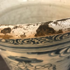 Een grote blauwwitte heraldische cachepot met vechtende dieren, Talavera, Spanje, 17/18e eeuw — foto 7