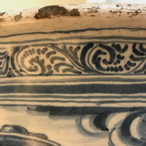 Een grote blauwwitte heraldische cachepot met vechtende dieren, Talavera, Spanje, 17/18e eeuw — foto 9