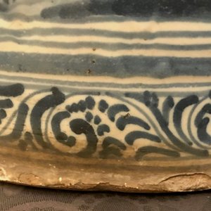 Een grote blauwwitte heraldische cachepot met vechtende dieren, Talavera, Spanje, 17/18e eeuw — foto 10