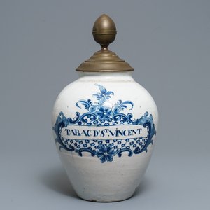 Een grote blauwwitte tabakspot 'Tabac St. Vincent', Rijsel, 18e eeuw — foto 1