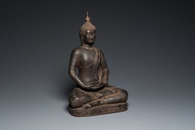 Een grote bronzen Boeddha in Mandalay-stijl, wellicht Birma, 19e eeuw