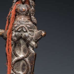 Een grote bronzen phurba, Tibet, 19e eeuw — foto 12