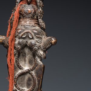 Een grote bronzen phurba, Tibet, 19e eeuw — foto 13