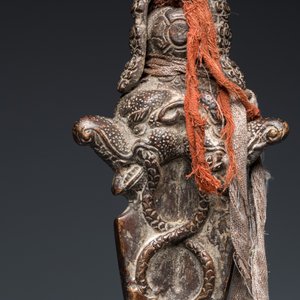 Een grote bronzen phurba, Tibet, 19e eeuw — foto 14