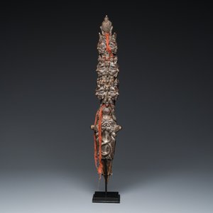 Een grote bronzen phurba, Tibet, 19e eeuw — foto 4