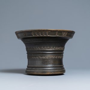 Een grote bronzen vijzel met inscriptie en gedateerd 1557, Martin Doeulle, Noord-Frankrijk — foto 2