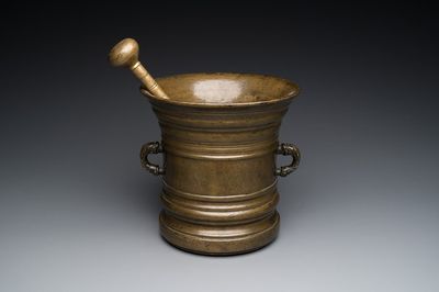 Een grote bronzen vijzel met stamper, wellicht Frankrijk, 16/17e eeuw