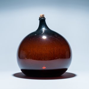 Een grote bruine glazen fles, 18e eeuw — foto 2