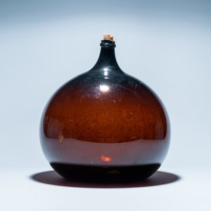 Een grote bruine glazen fles, 18e eeuw — foto 3