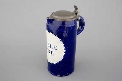 Een grote Brussels aardewerken dubbele liter kruik met tinnen deksel, ca. 1800