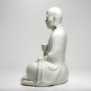 Een grote Chinees porseleinen figuur van een zittende Luohan, 20e eeuw — foto 2