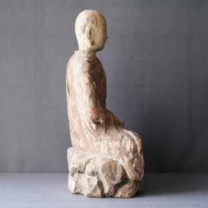 Een grote Chinese beschilderd houten figuur van een Boeddhistische monnik, Ming — foto 9